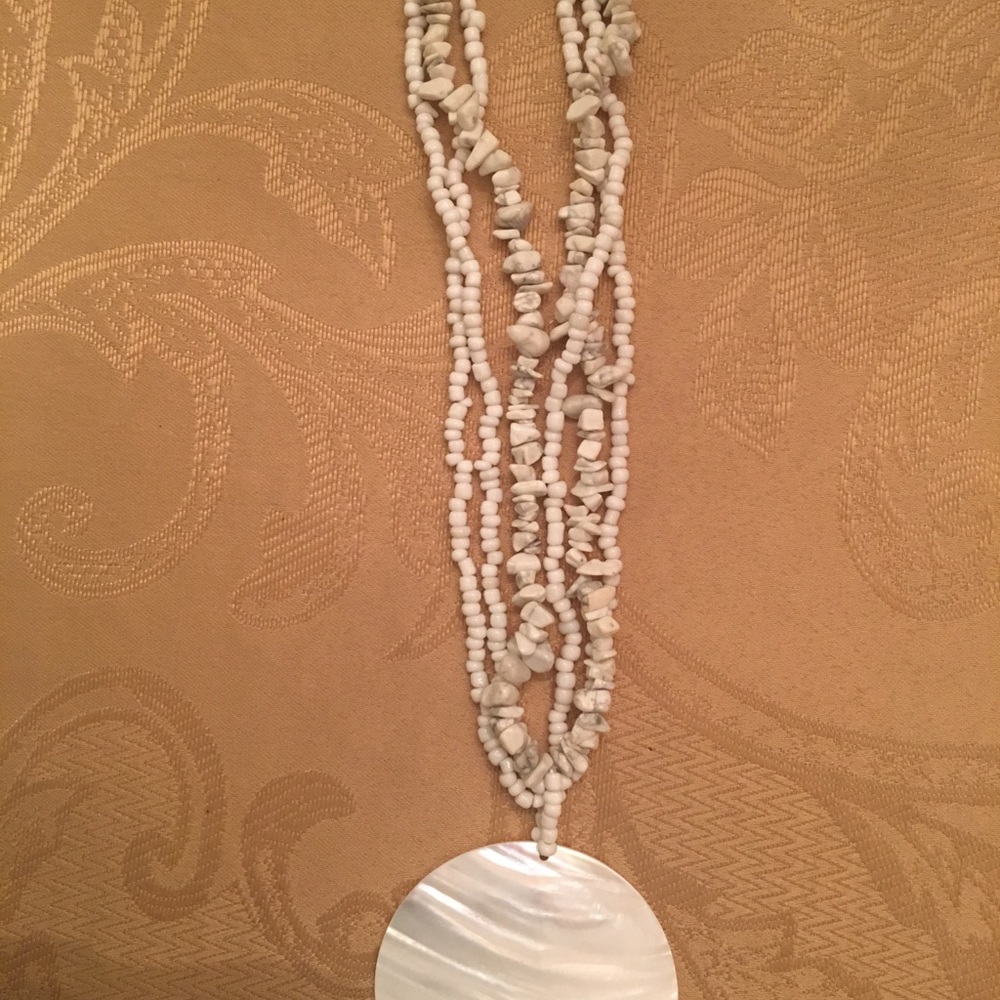 WHITE CORAL STONE & BEAD NECKLACE w/ PENDANT - Picture 4 of 5